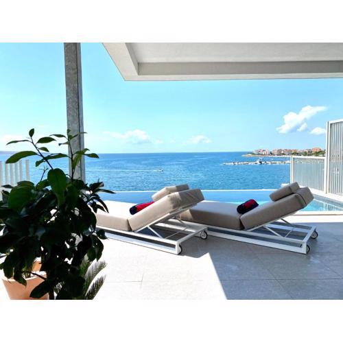 Beachfront luxury apartment - PRIVATE infinity pool, sauna & mini-gym