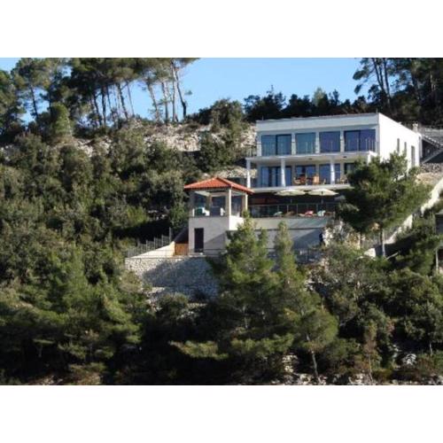 Beachfront Luxury Villa with Private Pool and Stunning Sea Views