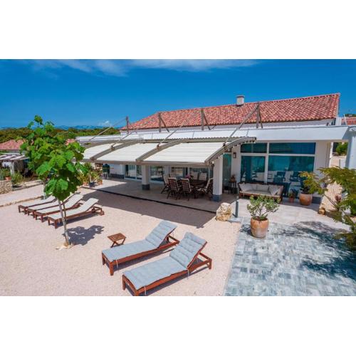 Beachfront Paladina holiday home