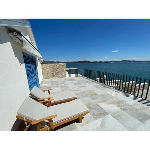 BEACHFRONT VILLA Murter