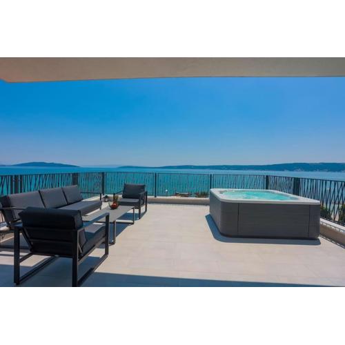 Beachfront Villa Sol&Mar with heated pool and jacuzzi