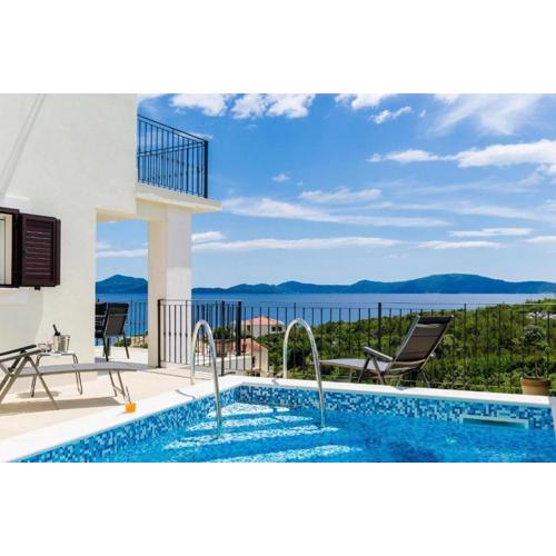 Beachfront Villa with Swimming Pool,Terrace and Sea view