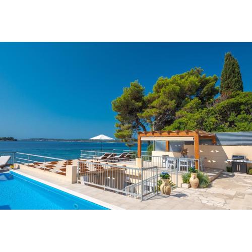 Beachvilla AdriaStone with Pool and Jacuzzi