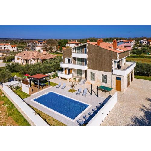 Beautiful 6 bedroom villa in Valbandon