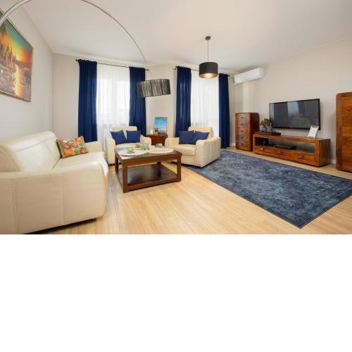 Beautiful Apartment for 6 people with Balcony and Parking in Warsaw by Noclegi Renters