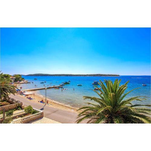 Beautiful Apartment In Banjol With Wifi