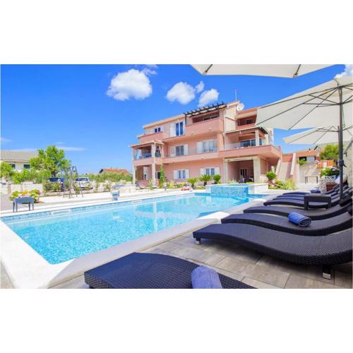 Beautiful Apartment In Grebastica