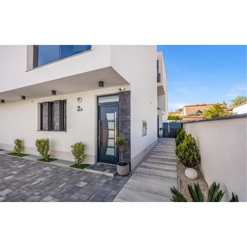 Beautiful Apartment In Jezera With Wifi