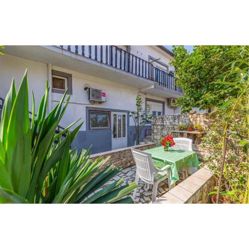 Beautiful Apartment In Liznjan With Wifi