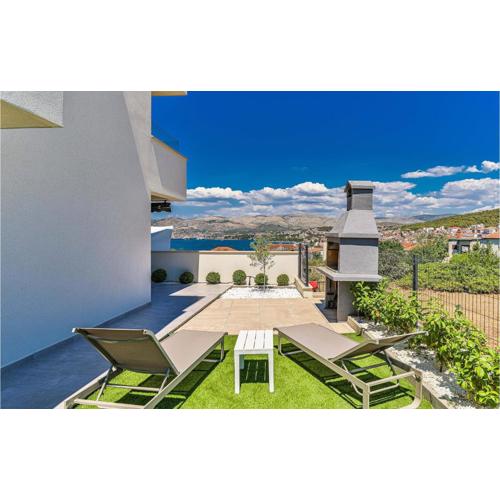 Beautiful Apartment In Okrug Gornji