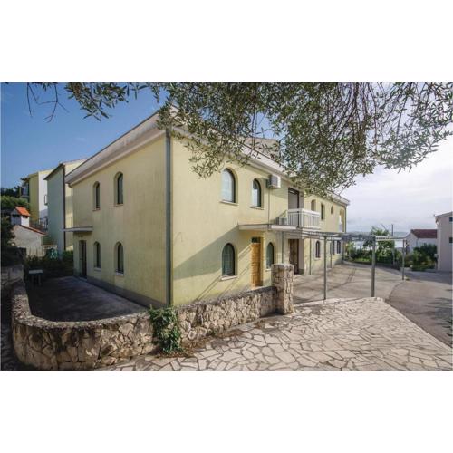 Beautiful Apartment In Okrug Gornji