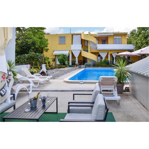 Beautiful Apartment In Pakostane