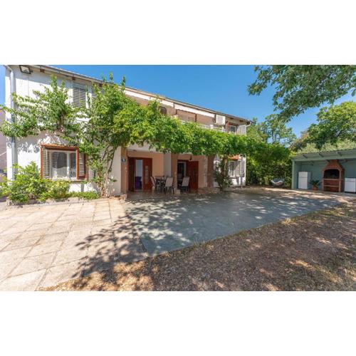 Beautiful Apartment In Pakostane