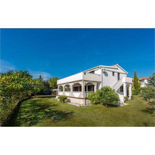 Beautiful Apartment In Pinezici