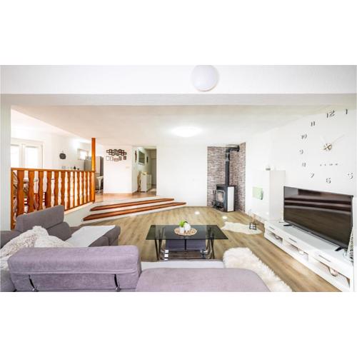 Beautiful Apartment In Posedarje