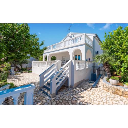Beautiful Apartment In Potocnica