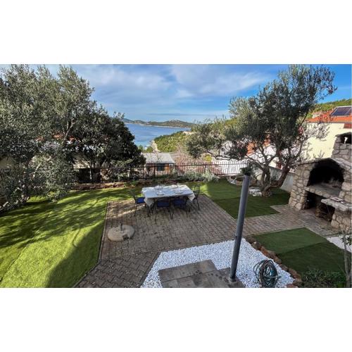 Beautiful Apartment In Primosten With Wifi