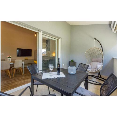 Beautiful Apartment In Saraje With Wifi