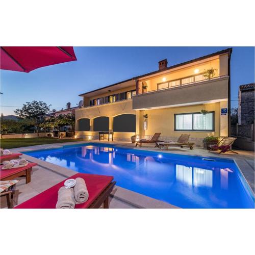 Beautiful Apartment In Svetvincenat