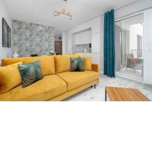 Beautiful Apartment with Balcony & Free Garage by Noclegi Renters