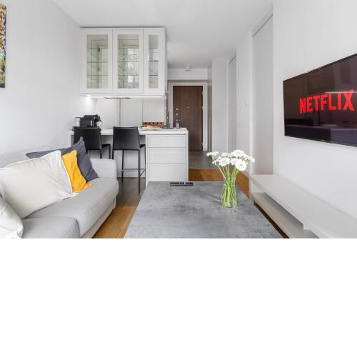 Beautiful Apartment with Parking in Mennica Residence