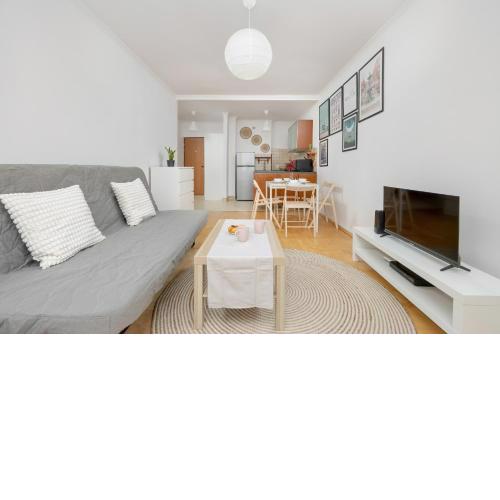 Beautiful & Bright Walowa Apartment with Balcony by Noclegi Renters