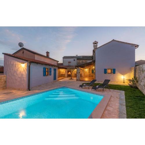 Beautiful Heritage Villa Croc with pool in Buje