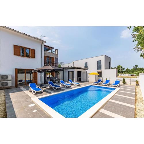 Beautiful Home In Banjole With Kitchen