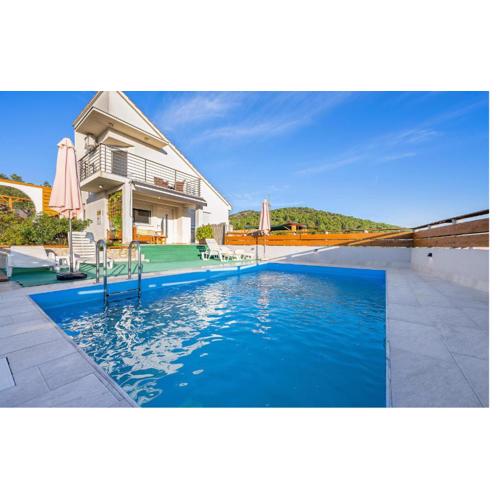 Beautiful Home In Bilice With Wifi