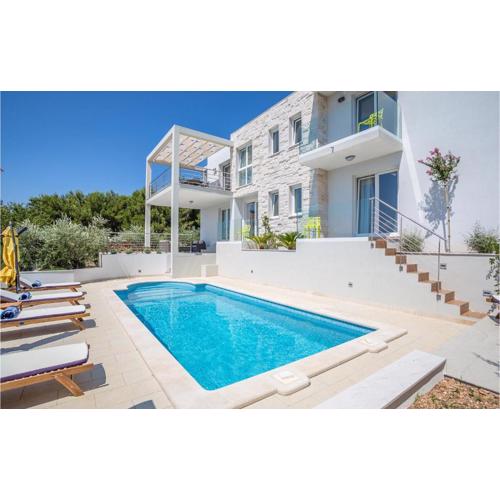 Beautiful Home In Bol With Wifi