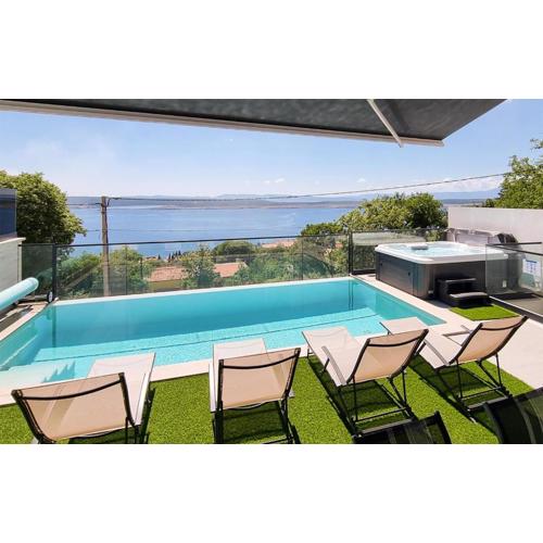 Beautiful Home In Dramalj With Jacuzzi