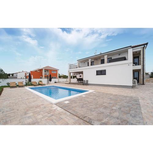 Beautiful Home In Krnica With Jacuzzi