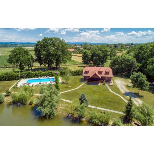 Beautiful Home In Mala Ludina With Wifi