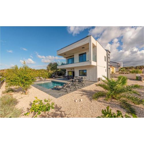 Beautiful Home In Mandre