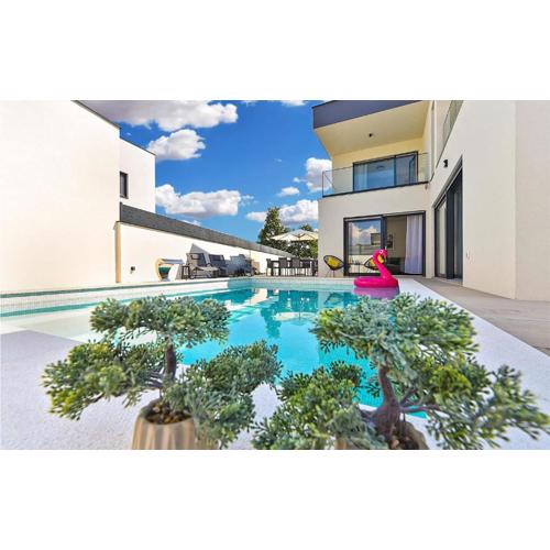 Beautiful Home In Peroj With Wifi