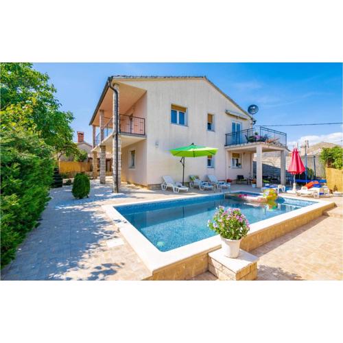 Beautiful Home In Peruski With Kitchen