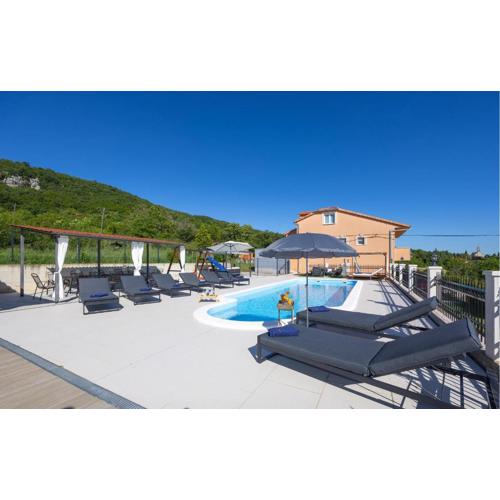 Beautiful Home In Sinj