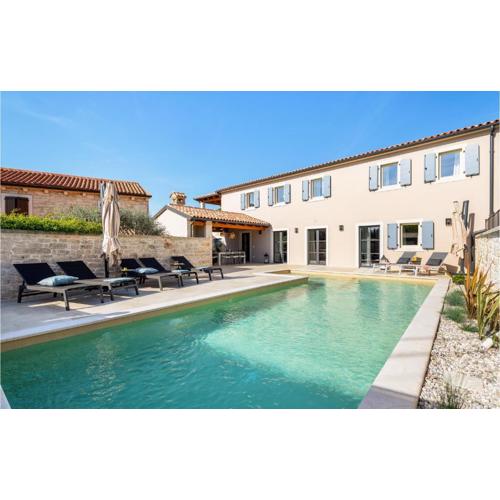 Beautiful Home In Tinjan With Jacuzzi
