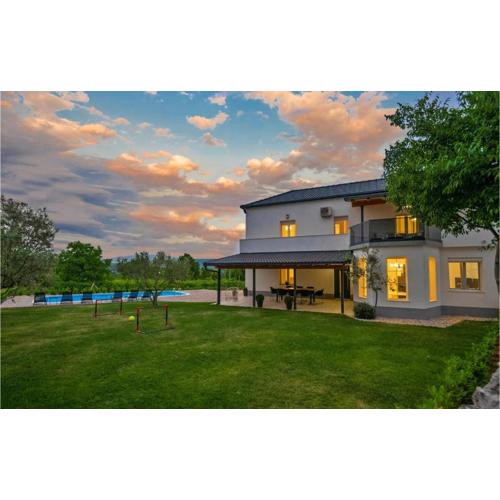 Beautiful Home In Zmijavci With Wifi