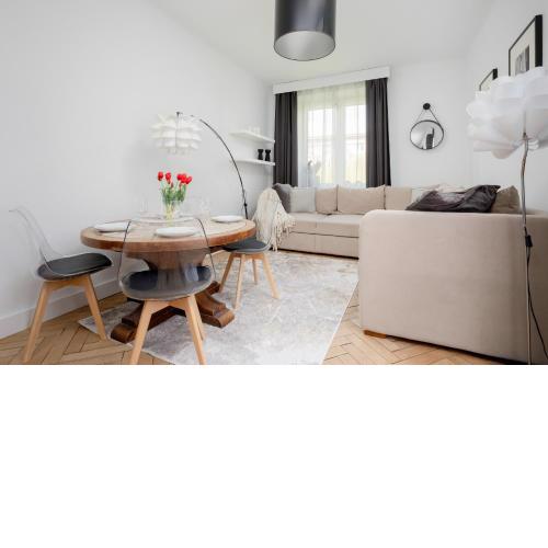 Beautiful & Modern Apartment near the City Center by Noclegi Renters