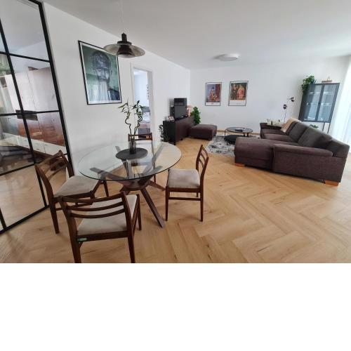 Beautiful new apt in old town near train station - FREE parking