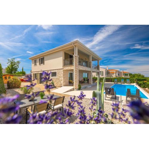 Beautiful Villa Casa Nova with pool in Brtonigla