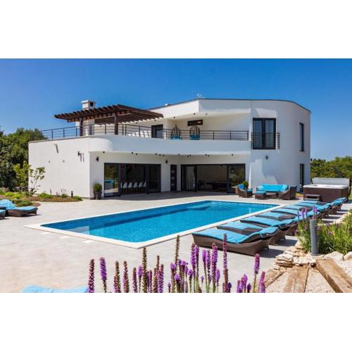 Beautiful Villa in a Spacious Estate