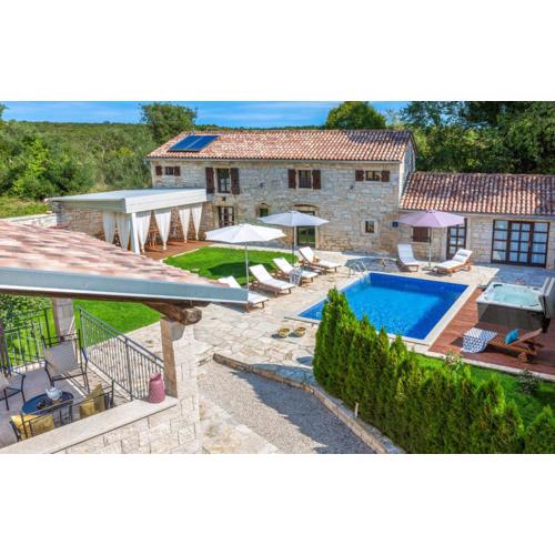 Beautiful Villa Jadreska with pool in Kanfanar