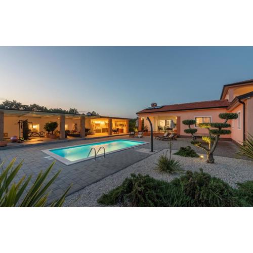 Beautiful Villa Sveta Anna with jacuzzi in Tinjan