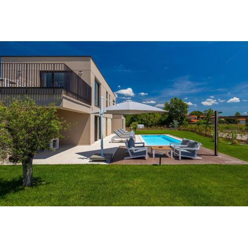 Beautiful Villa Vegt with pool in Labinci