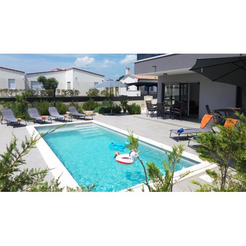 Beautiful villa with private pool near the sea