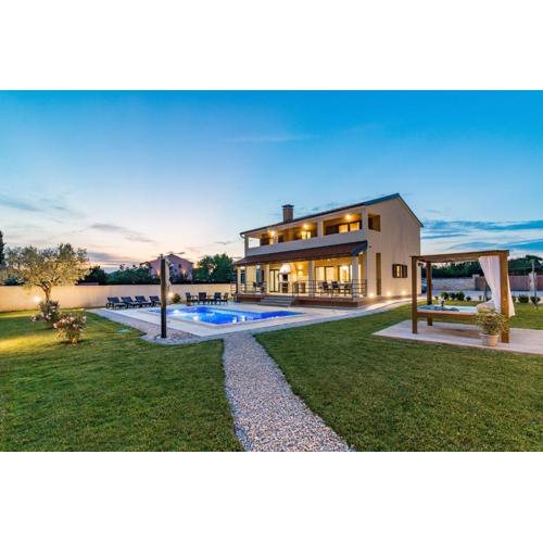 Beeindruckende Luxusvilla Mit Beheiztem Privatpool
