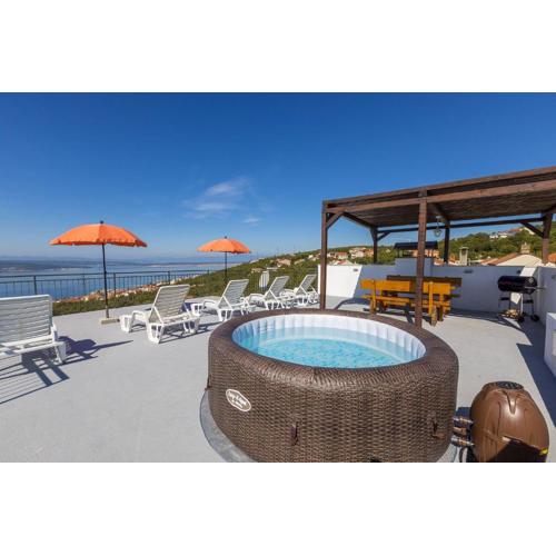 Beeindruckendes Apartment mit grosser Dachterrasse, Whirlpool, Meerblick, Grill, Aussendusche