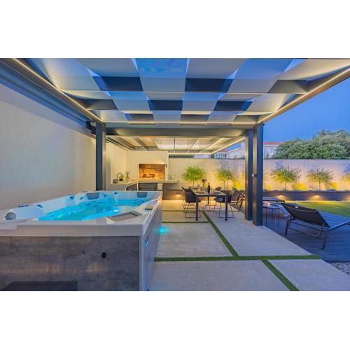 Bella Zara lux apartment with jacuzzi, grill & garden